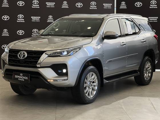 TOYOTA HILUX SW4 2.7 VVT-i FLEX SRV 7L 4X2 AUTOMÁTICO TOYOTA HILUX SW4 2.7 VVT-i FLEX SRV 7L 4X2 AUTOMÁTICO